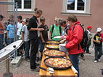Bild vergrößert sich per Mausklick; Pizza für die  Teilnehmer