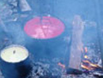 Bild vergrößert sich per Mausklick: Abendessen am Lagerfeuer