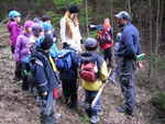 Bild vergrößert sich per Mausklick: Der Jäger erzählt der Tölzer Kindergruppe alles über den Wald im Frühling, April 2011