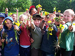 Bild vergrößert sich per Mausklick:-Bund Naturschutz Kreisgruppe Nürnberg:Kinder mit gepflückten Blumen