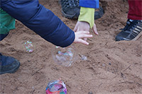 Bild vergrößert sich per Mausklick: Kinder greifen nach Seifenblasen, Foto: Julia Groothedde-Kollert