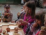 Bild vergrößert sich per Mausklick: Kinder bei selbstgemachtem Brot und Hofluft
