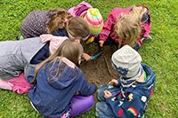 Bild vergrößert sich per Mausklick: Kinder untersuchen den Boden, Foto: Umweltstation Dingolfing-Landau