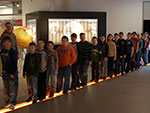 Bild vergrößert sich per Mausklick: Kinder in der Ausstellung auf Leuchtstreifen