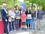 Bild vergrößert sich per Mausklick: Umweltministerin Ulrike Scharf und das Team der Jugendfarm Erlangen und vorne Cosimo