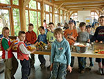 Bild vergrößert sich per Mausklick: Umweltstation Unterallgäu; Kinder beim Essen zubereiten