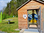 Bild vergrößert sich per Mausklick: Aussicht von außen einer Hütte der Umweltstation Jugendcamp Vestenbergsgreuth