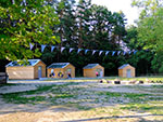 Bild vergrößert sich per Mausklick: Ausblick der Hütten der Umweltstation Jugendcamp Vestenbergsgreuth