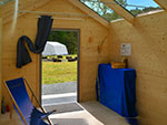 Bild vergrößert sich per Mausklick: Inneneinrichtung einer Hütte der Umweltstation Jugendcamp Vestenbergsgreuth