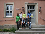 Bild vergrößert sich per Mausklick; Gruppenbild auf den Stufen vor dem Gebäude auf der Umweltstation Weisman