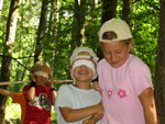 Bild vergrößert sich per Mausklick: Wildpark Sommerhausen - Kinder führen sich gegenseitig "blind" durch den Wald