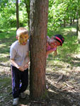 Bild vergrößert sich per Mausklick: Wildpark Sommerhausen - Kinder mit Masken im Wald