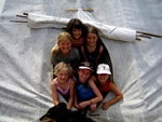 Bild vergrößert sich per Mausklick: Wildpark Sommerhausen - Kinder im Gruppenbild vor Zelteingang