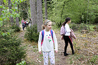 Bild vergrößert sich per Mausklick: Sigrid Hagen, Leiterin des Walderlebniszentrums, Waldführung